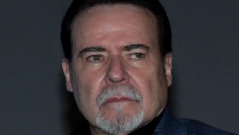 César Évora desmiente su muerte y alerta sobre fraude con su voz en redes sociales