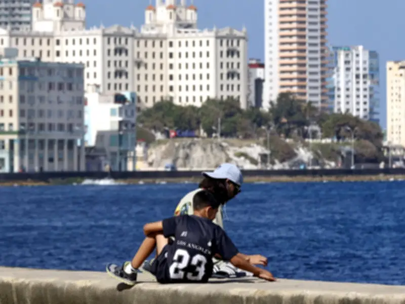 Cuba en la Mira: Trump Anuncia Negociaciones y Bloqueo Energético Agrava Crisis