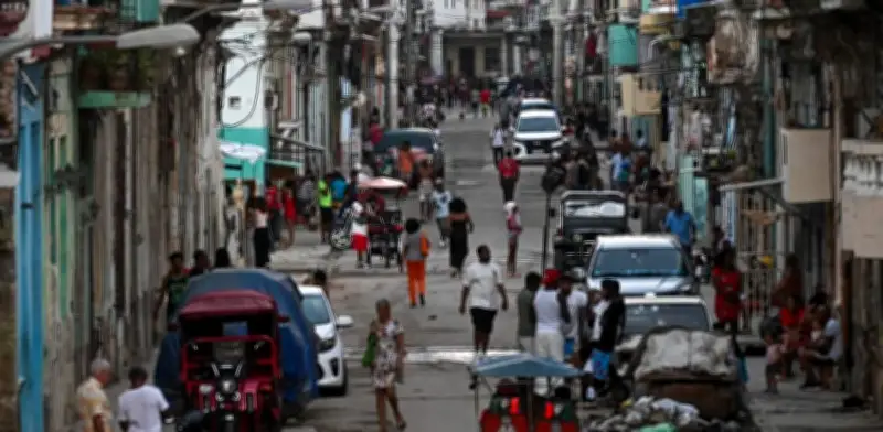 Cuba restablece parcialmente el suministro eléctrico tras colapso total del sistema