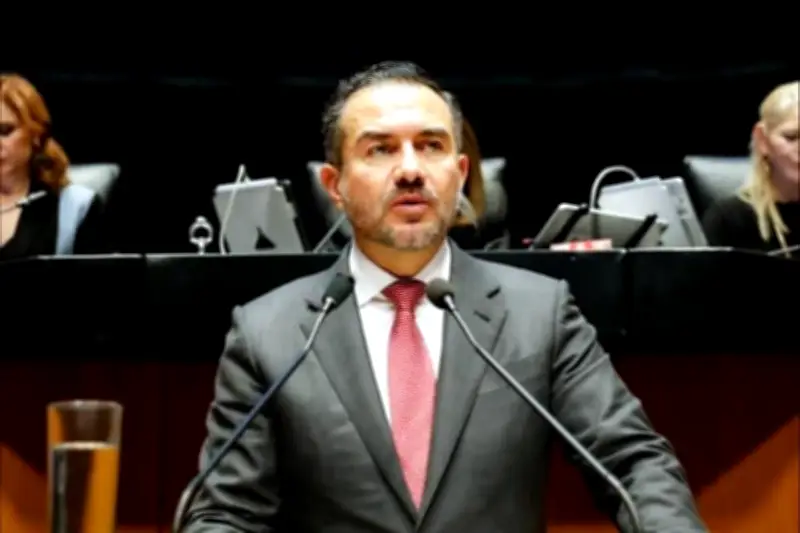 Cuestionan licencia de Yunes por viaje a París en medio de crisis estatal