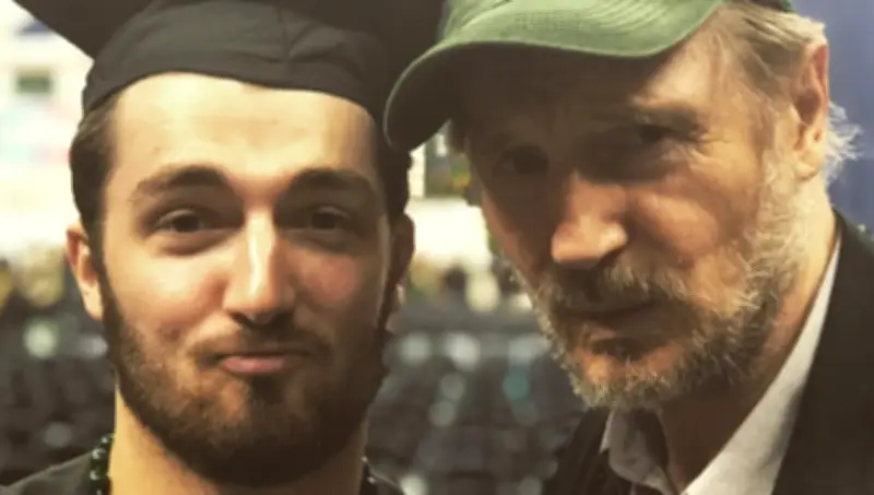 Daniel Neeson, hijo de Liam, revela lucha con enfermedad cardíaca congénita tras cirugía de emergencia