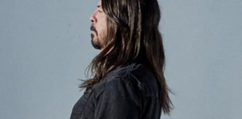 Dave Grohl revela intensa terapia de 6 días semanales tras confesar infidelidad