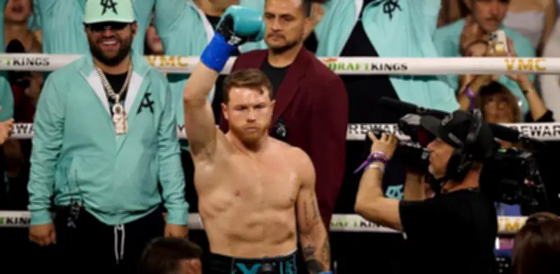 David Benavidez llama 'payaso' al Canelo y niega su estatus de leyenda del boxeo