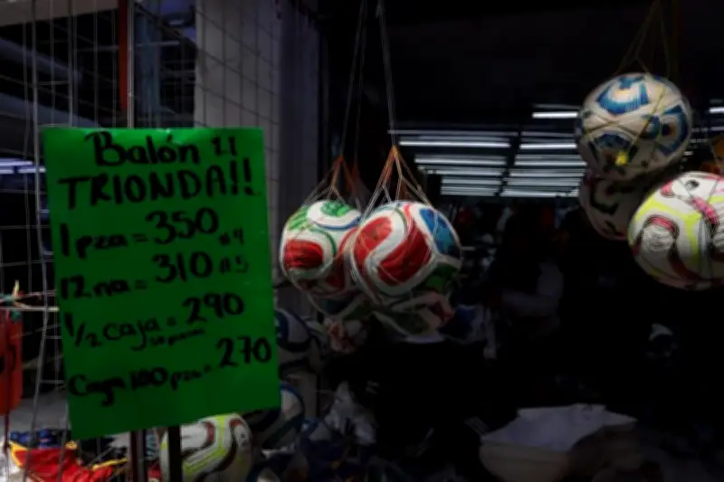 Decomisan mercancía apócrifa del Mundial en Tepito; operativo contra falsificación