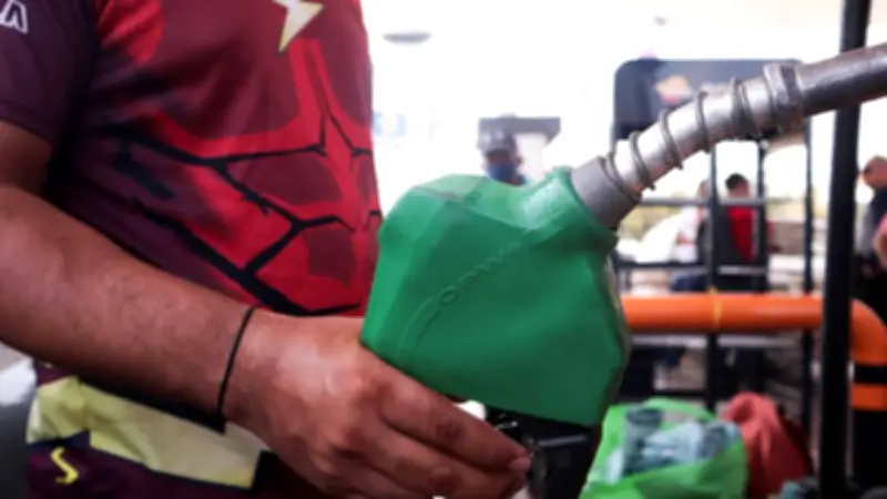 Denuncia a gasolineras ante Profeco por litros incompletos de combustible