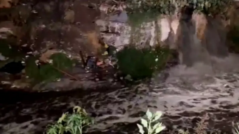 Denuncian descargas ilegales de aguas negras en Tlaquepaque que contaminan drenajes pluviales