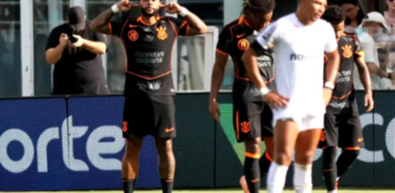 Depay enfrenta suspensión de hasta 6 partidos por usar celular en el banquillo