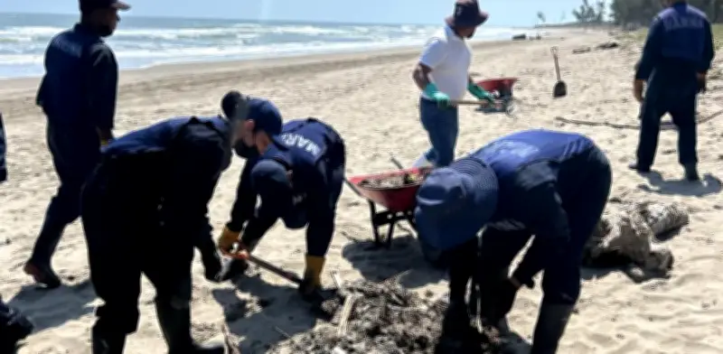 Derrame de hidrocarburo activa contingencia en playas de Veracruz; Semar lidera operativo