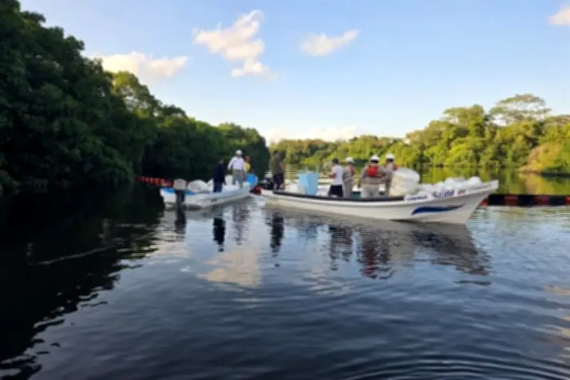 Derrame en Dos Bocas: Pemex atribuye incidente a barco, minimiza impacto ambiental