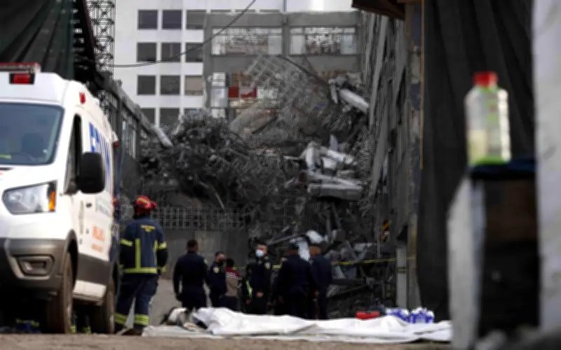 Derrumbe en San Antonio Abad deja atrapados; rescate intensivo en CDMX