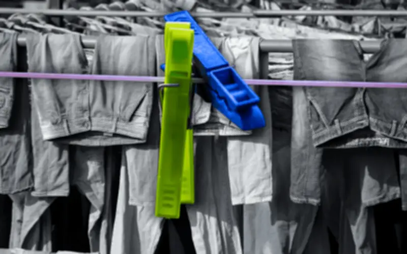 Descubre los beneficios de voltear tu mezclilla al lavarla para conservarla