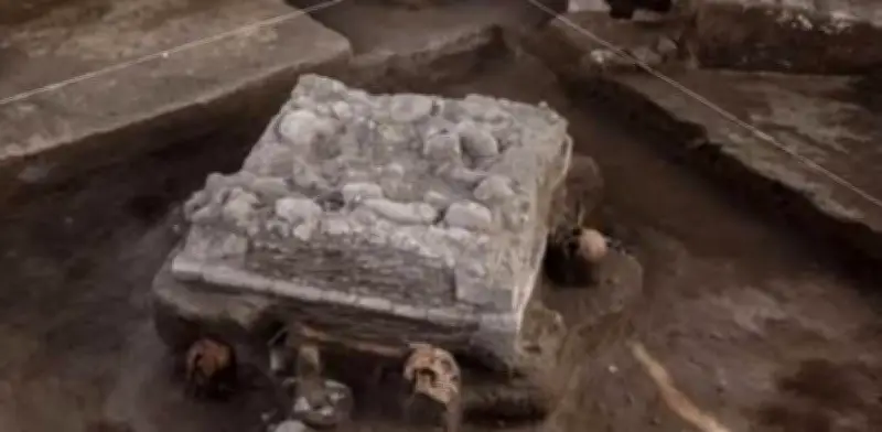 Descubren altar prehispánico con ofrendas durante construcción del tren México-Querétaro