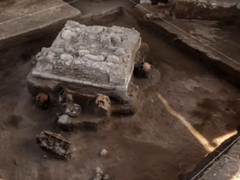 Descubren altar tolteca con ofrendas humanas durante obras del tren México-Querétaro
