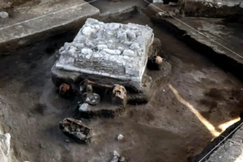 Descubren Altar Tolteca en Ruta del Tren CDMX-Querétaro Durante Obras