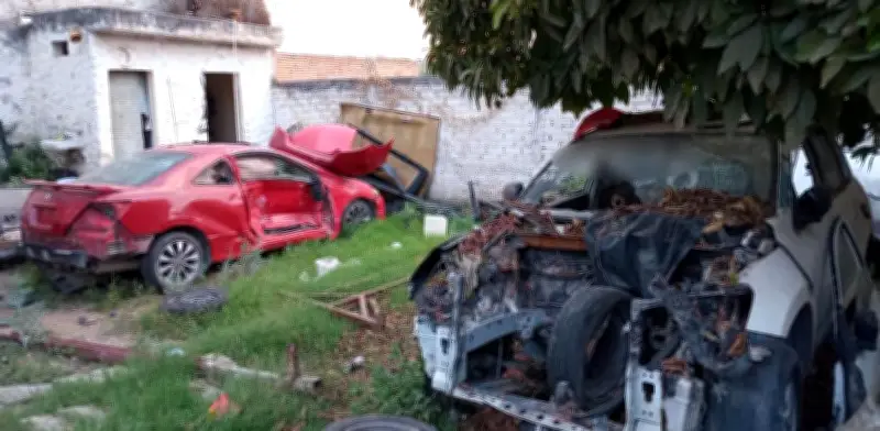 Desmantelan finca en Zapopan utilizada para remarcar autos robados