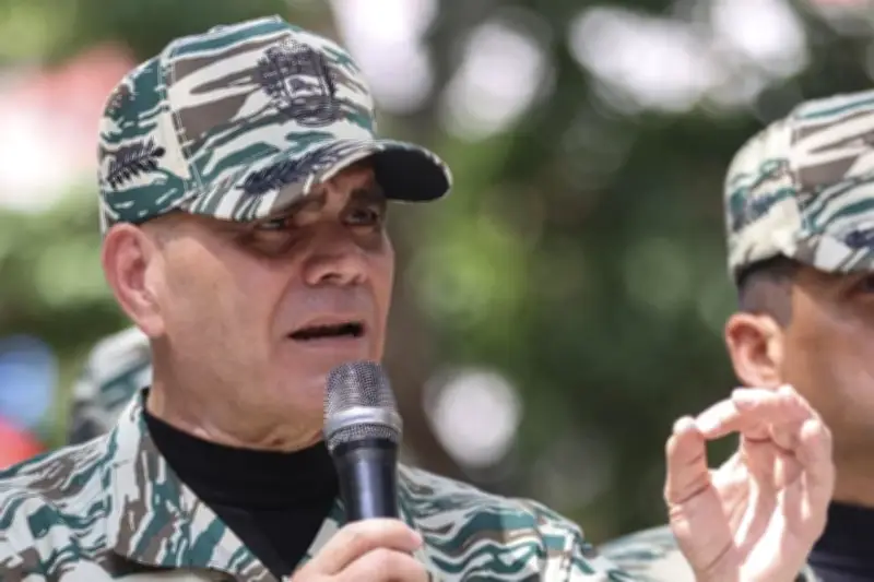 Destituyen a Ministro de Defensa tras una década al frente de la cartera