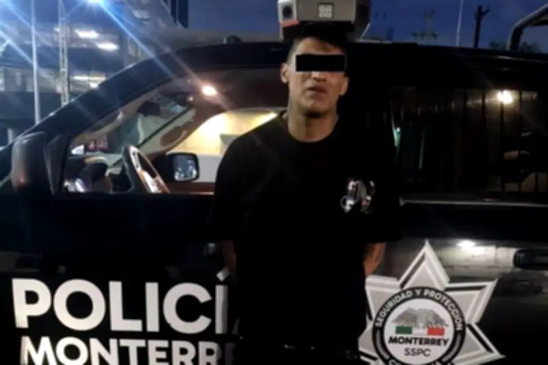 Detenido tras accidente en motocicleta robada horas antes en Monterrey