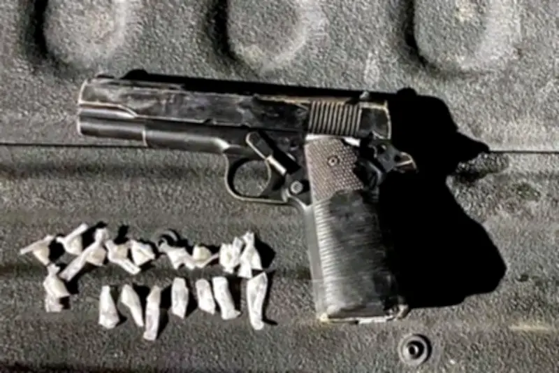 Detienen a dos adolescentes con arma de fuego y droga en posesión ilegal