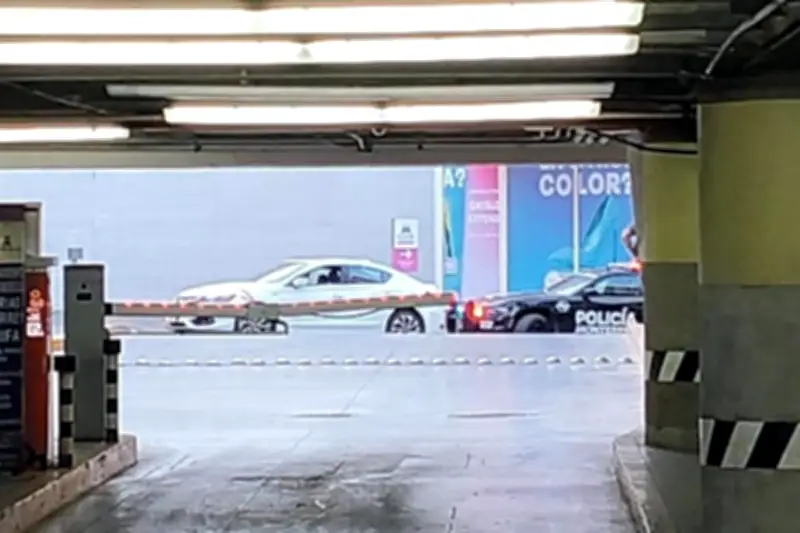 Detienen a dos sujetos armados en Galerías Monterrey tras operativo policial