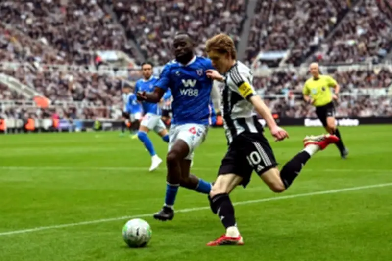 Detienen a hincha del Newcastle por insultos racistas en partido contra Sunderland