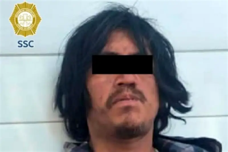 Detienen a hombre por lanzar piedras a vehículos en el Circuito Interior de la CDMX