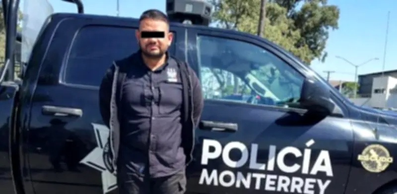 Detienen a hombre que se hacía pasar por policía en Monterrey con vehículo equipado