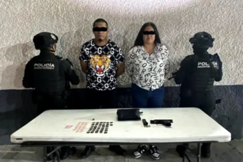 Detienen a pareja con 52 dosis de droga y arma en posesión ilegal