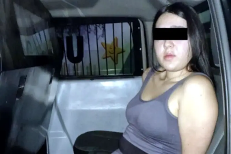 Detienen a pareja en Cumbres por presunto fraude con iPhones falsos