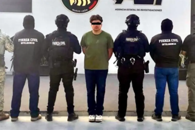 Detienen a sospechoso con droga; lo investigan por crimen vestido de payaso