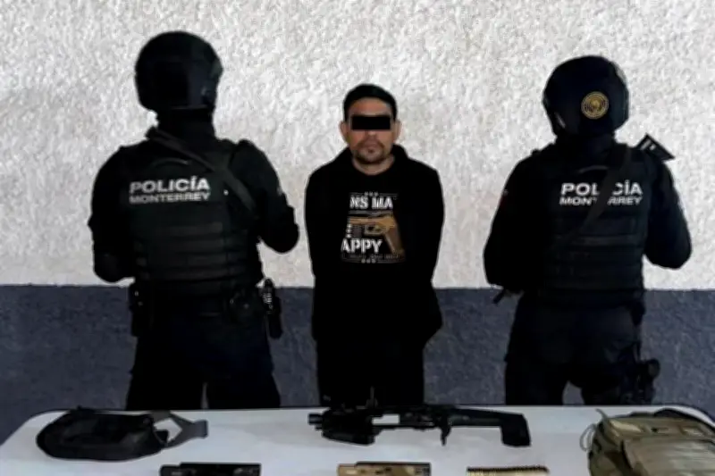 Detienen a sujeto con dos armas durante operativo antialcohólico en Monterrey