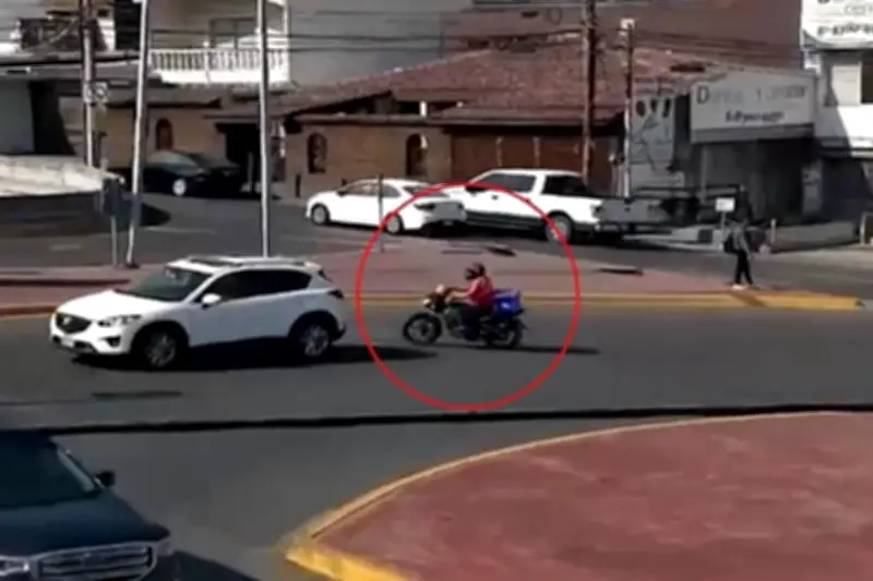 Detienen a sujeto en Cumbres por manejar motocicleta con reporte de robo