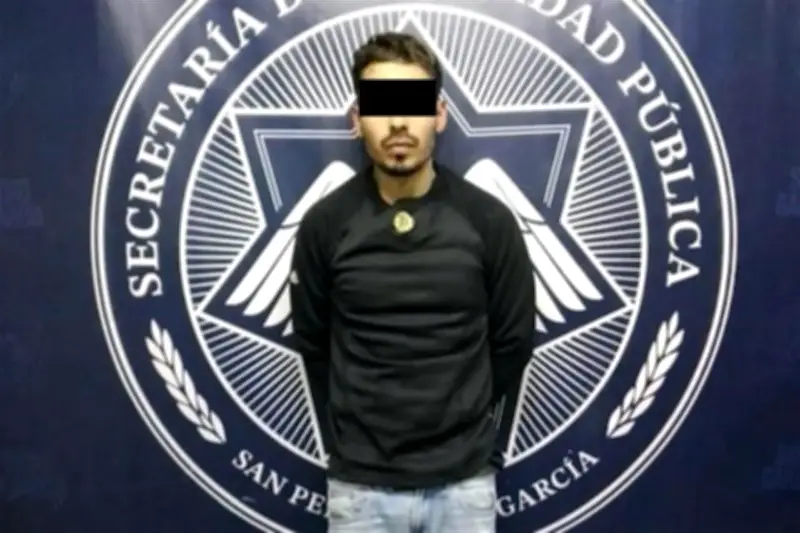 Detienen a sujeto por empujar motocicleta robada en intento de fuga fallido