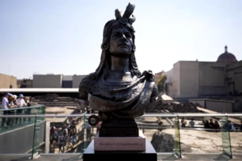Develan busto de Cuauhtémoc en el Centro Histórico de la Ciudad de México