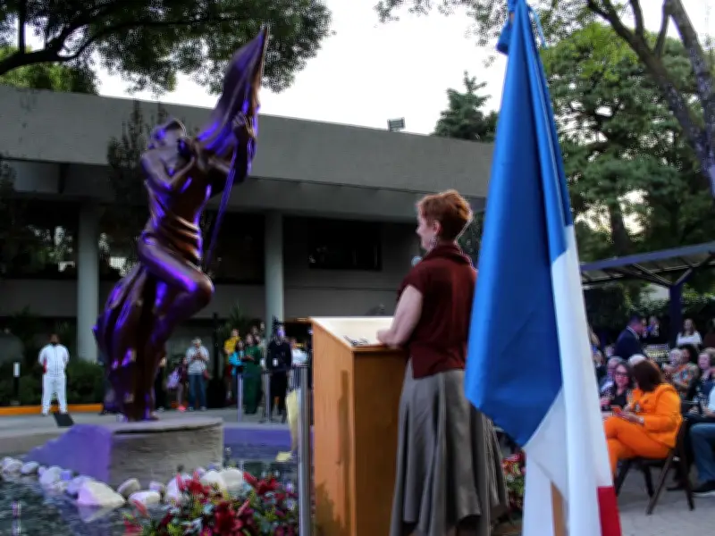 Develan escultura 'Marianne o la Libertad' en Ciudad de México durante Festival de la Francofonía
