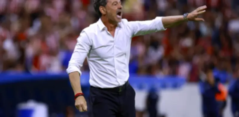 Diego Cocca estalla contra el arbitraje del 'Gato' Ortiz tras derrota polémica del Atlas