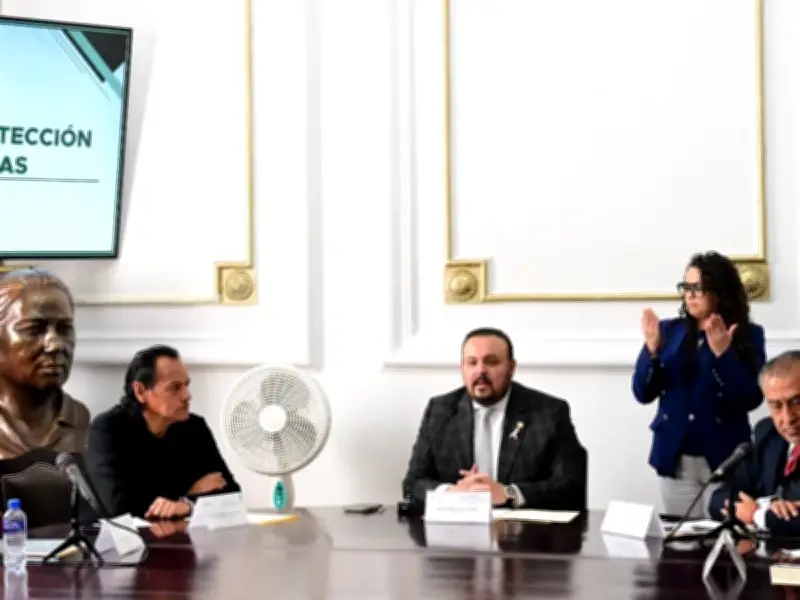 Diputado panista acusa a morenista de usar Medalla Periodística para golpeteo político