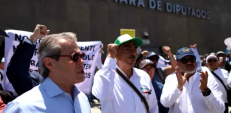 Diputados aprueban eliminar pensiones doradas de exservidores públicos