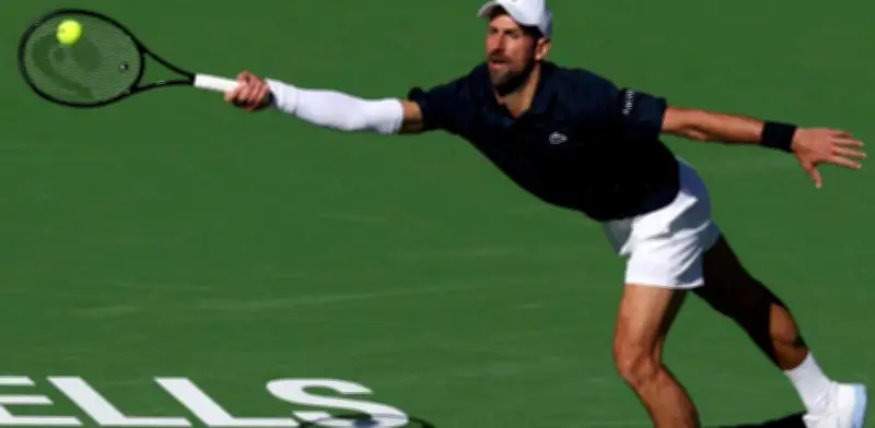 Djokovic supera un debut complicado y avanza en Indian Wells tras remontar
