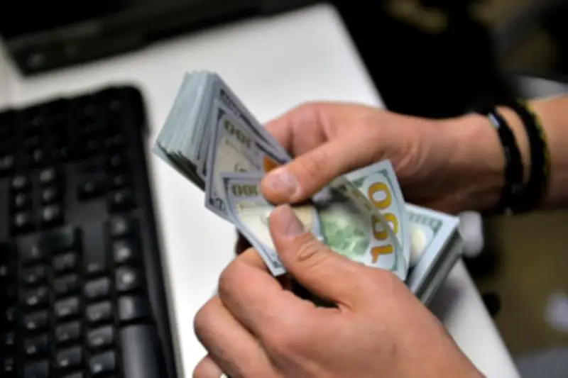 Dólar cierra en 17.78 pesos y el petróleo WTI cae 10.36% en México