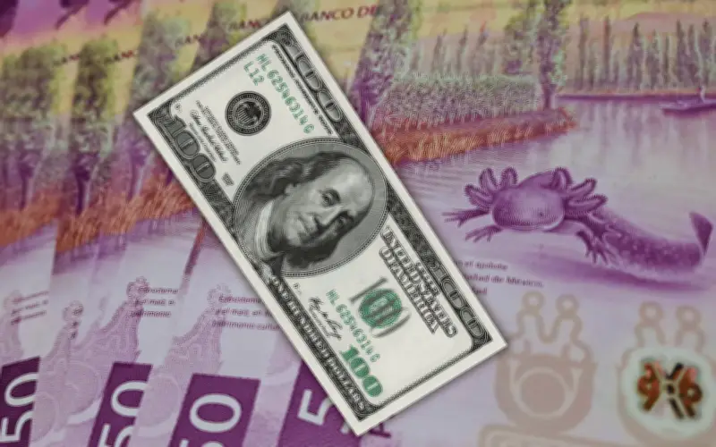 Dólar se dispara a 18.08 pesos y golpea al peso mexicano en jornada volátil