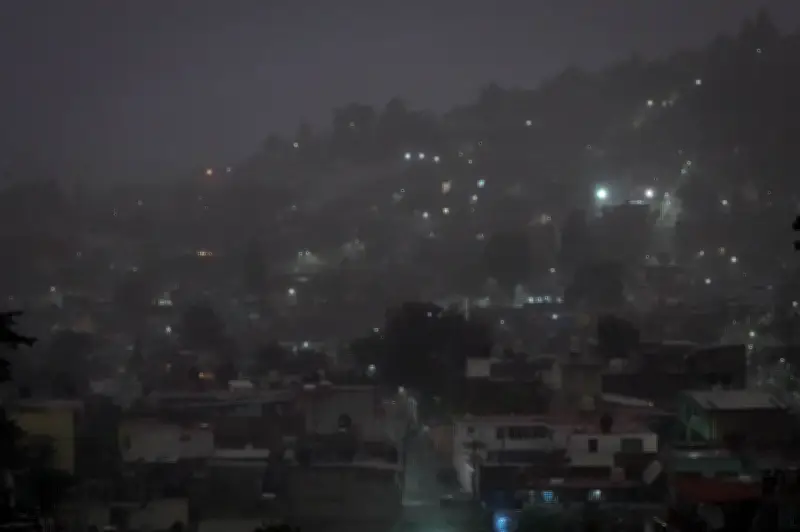 Doble alerta amarilla en CDMX: Lluvias, vientos, granizo y frío extremo