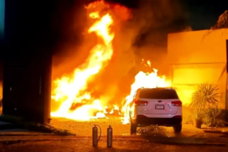 Dos camionetas son consumidas por las llamas en cochera de vivienda