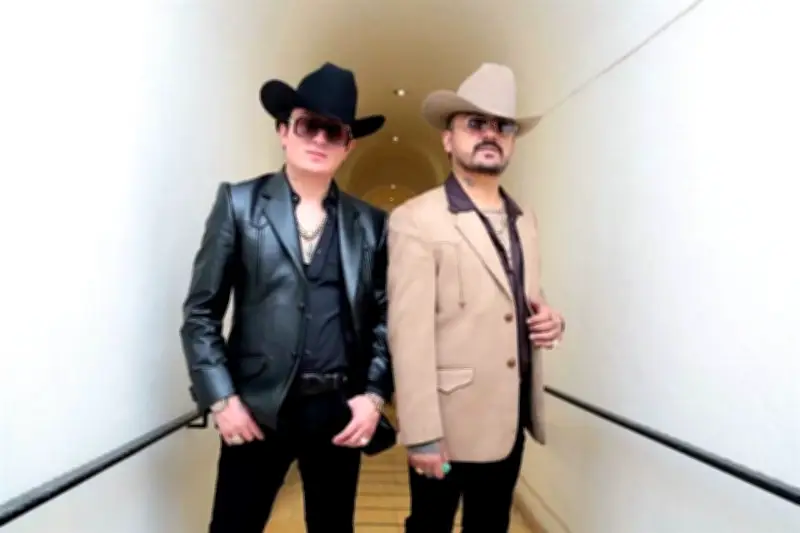 Dos Carnales: De dormir en el suelo a contar con seguridad privada