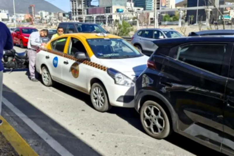 Dos colisiones graves agravan caos vial en avenida Morones Prieto en Monterrey