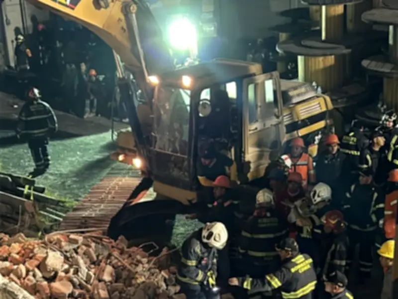 Dos muertos tras derrumbe de edificio en demolición en colonia Tránsito de CDMX