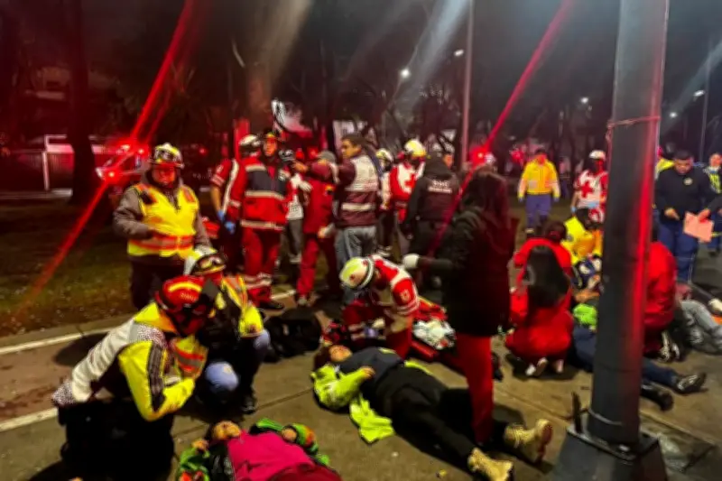 Dos personas fallecen en violento choque de camión de obras públicas en la Ciudad de México