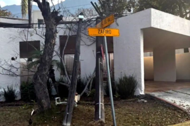 Dos postes eléctricos colapsan sobre vivienda en San Pedro Garza García