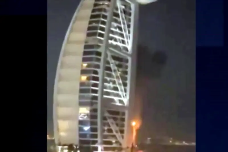 Dron Interceptado Provoca Incendio en el Emblemático Burj Al Arab de Dubái