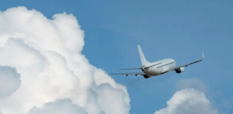 Dubái paraliza su aeropuerto tras interceptar ataque aéreo proveniente de Irán