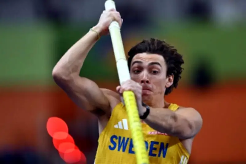 Duplantis se corona por cuarta vez consecutiva como campeón mundial de salto con pértiga bajo techo
